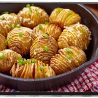 Skillet with hasselback potatoes